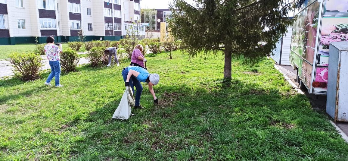 «Нурлат-информ» наводит чистоту: субботник с заботой о городе