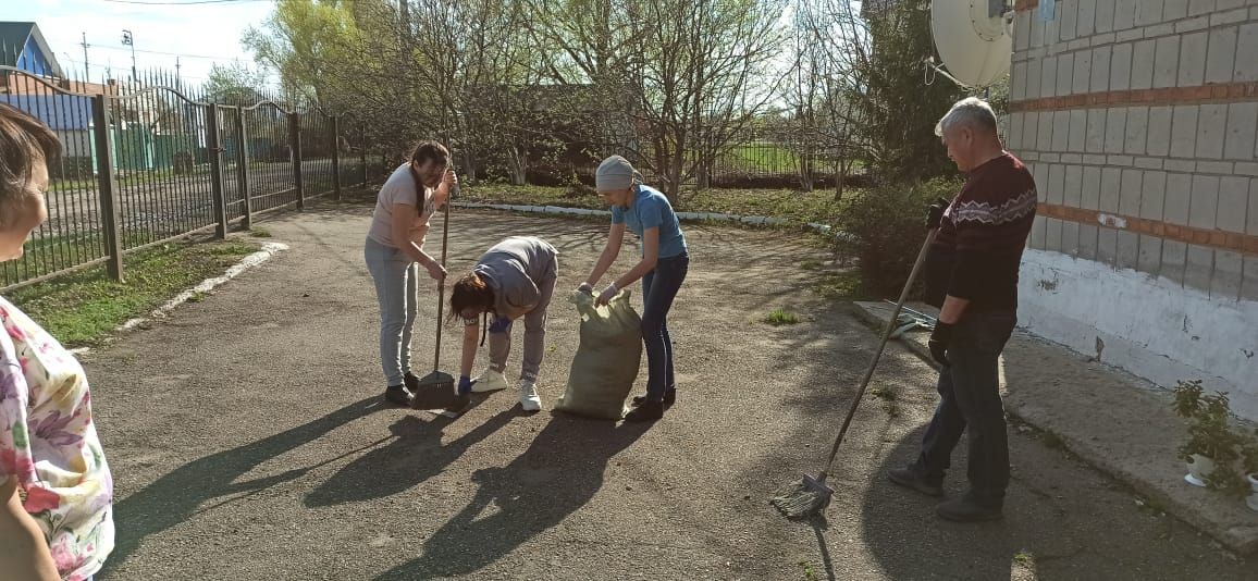 «Нурлат-информ» наводит чистоту: субботник с заботой о городе