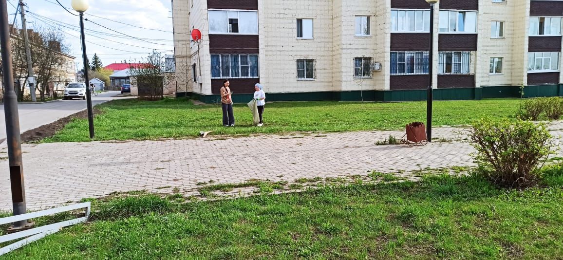 «Нурлат-информ» наводит чистоту: субботник с заботой о городе