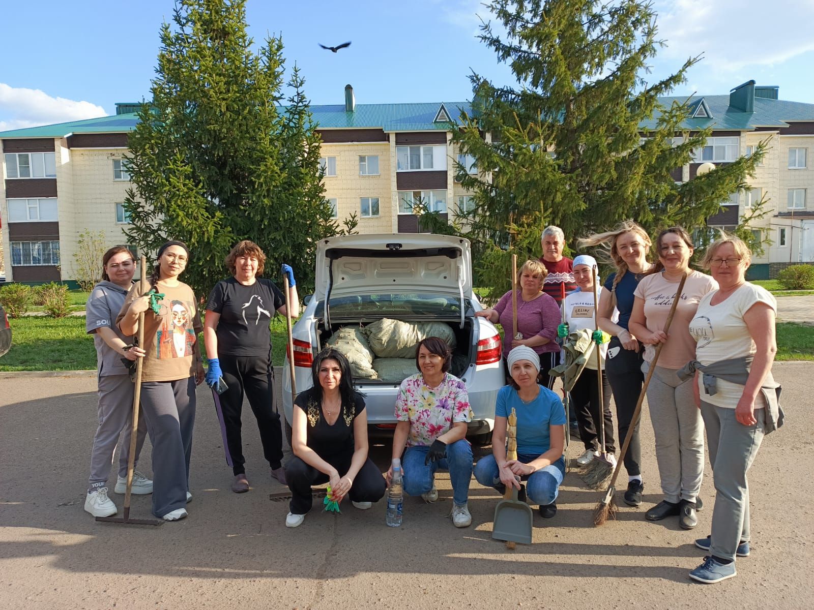 «Нурлат-информ» наводит чистоту: субботник с заботой о городе