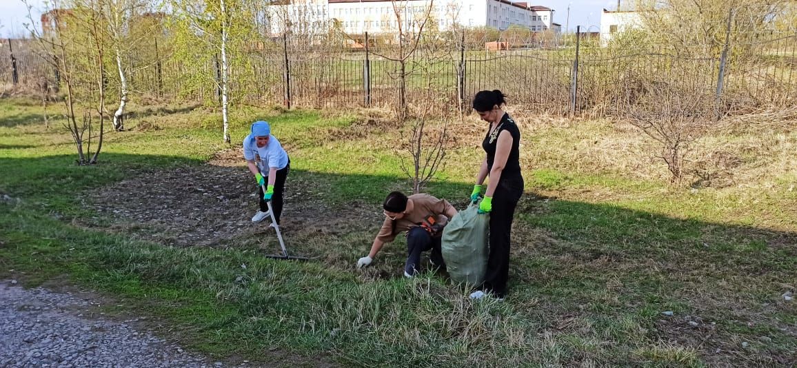 «Нурлат-информ» наводит чистоту: субботник с заботой о городе