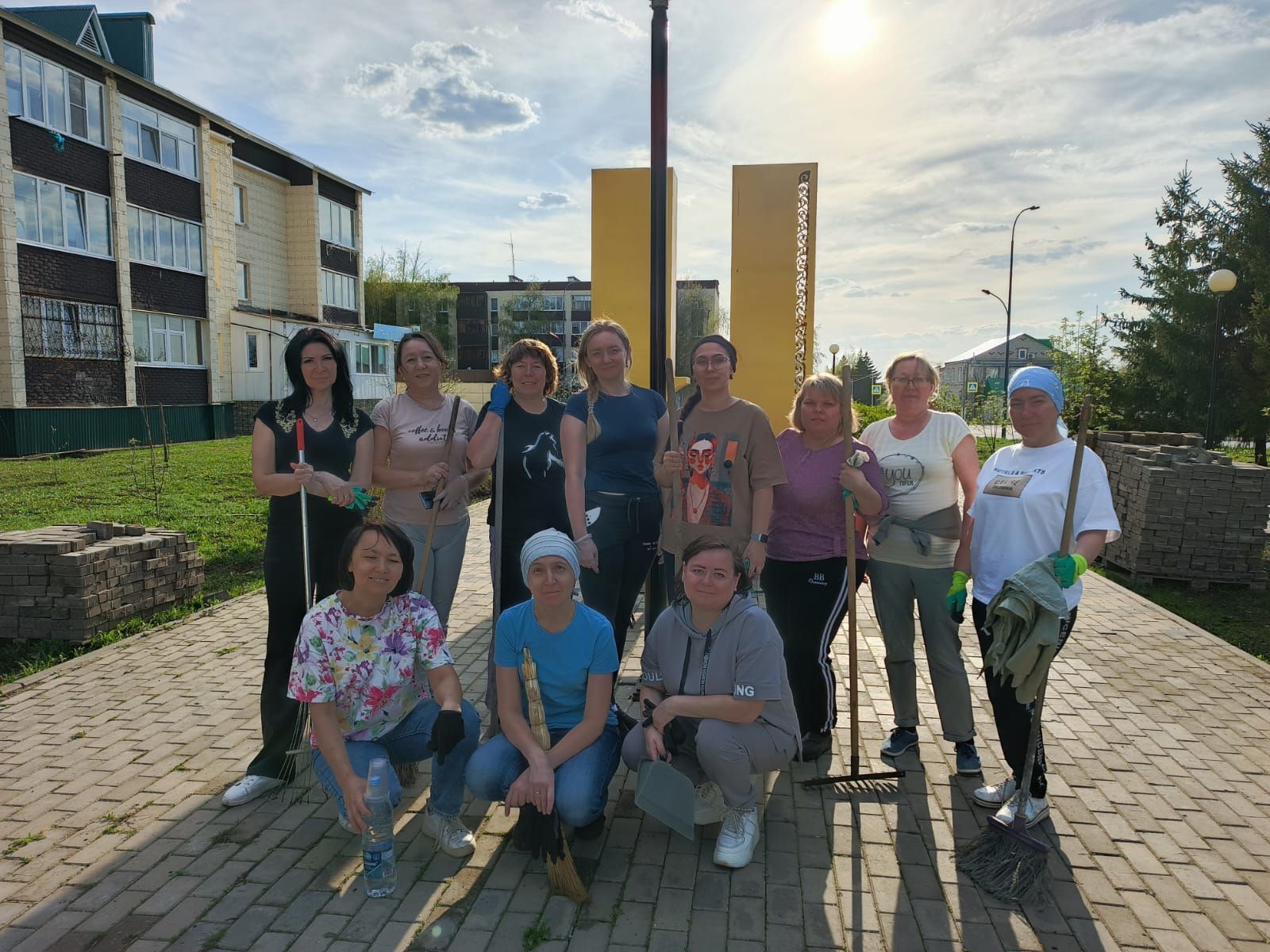 «Нурлат-информ» наводит чистоту: субботник с заботой о городе