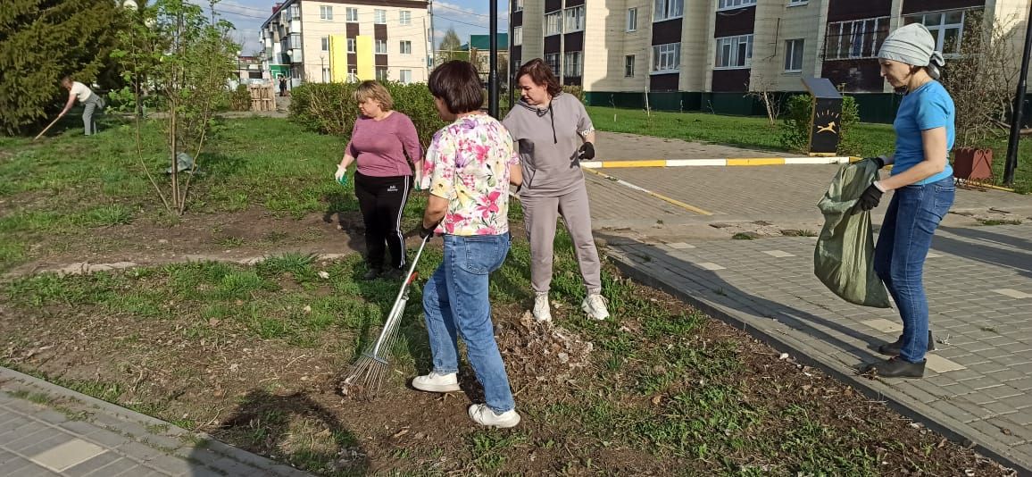 «Нурлат-информ» наводит чистоту: субботник с заботой о городе