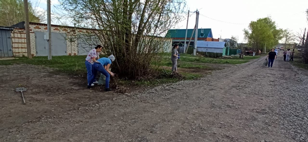 «Нурлат-информ» наводит чистоту: субботник с заботой о городе