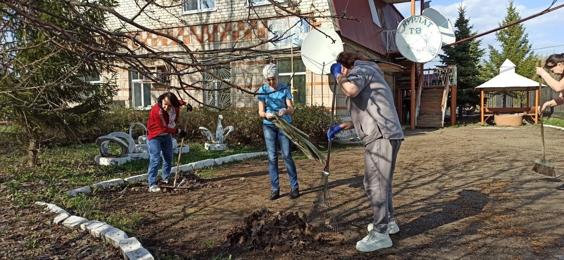 «Нурлат-информ» наводит чистоту: субботник с заботой о городе