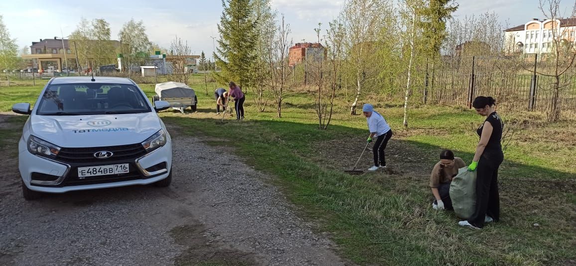 «Нурлат-информ» наводит чистоту: субботник с заботой о городе