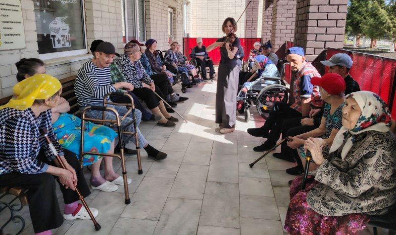 «А музыка звучит»: волшебный вечер в Нурлатском доме престарелых