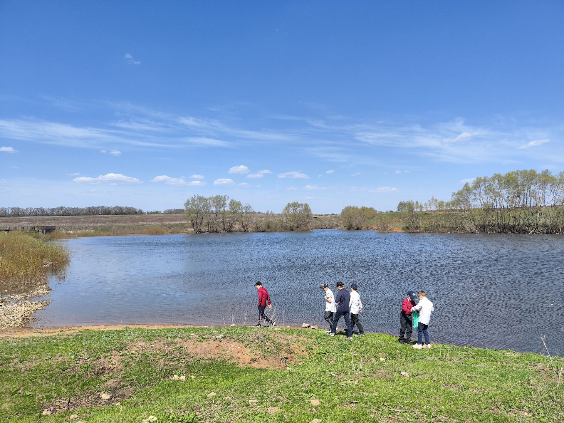Акция «Чистая планета»: школьники Старых Челнов убрали берег водоема