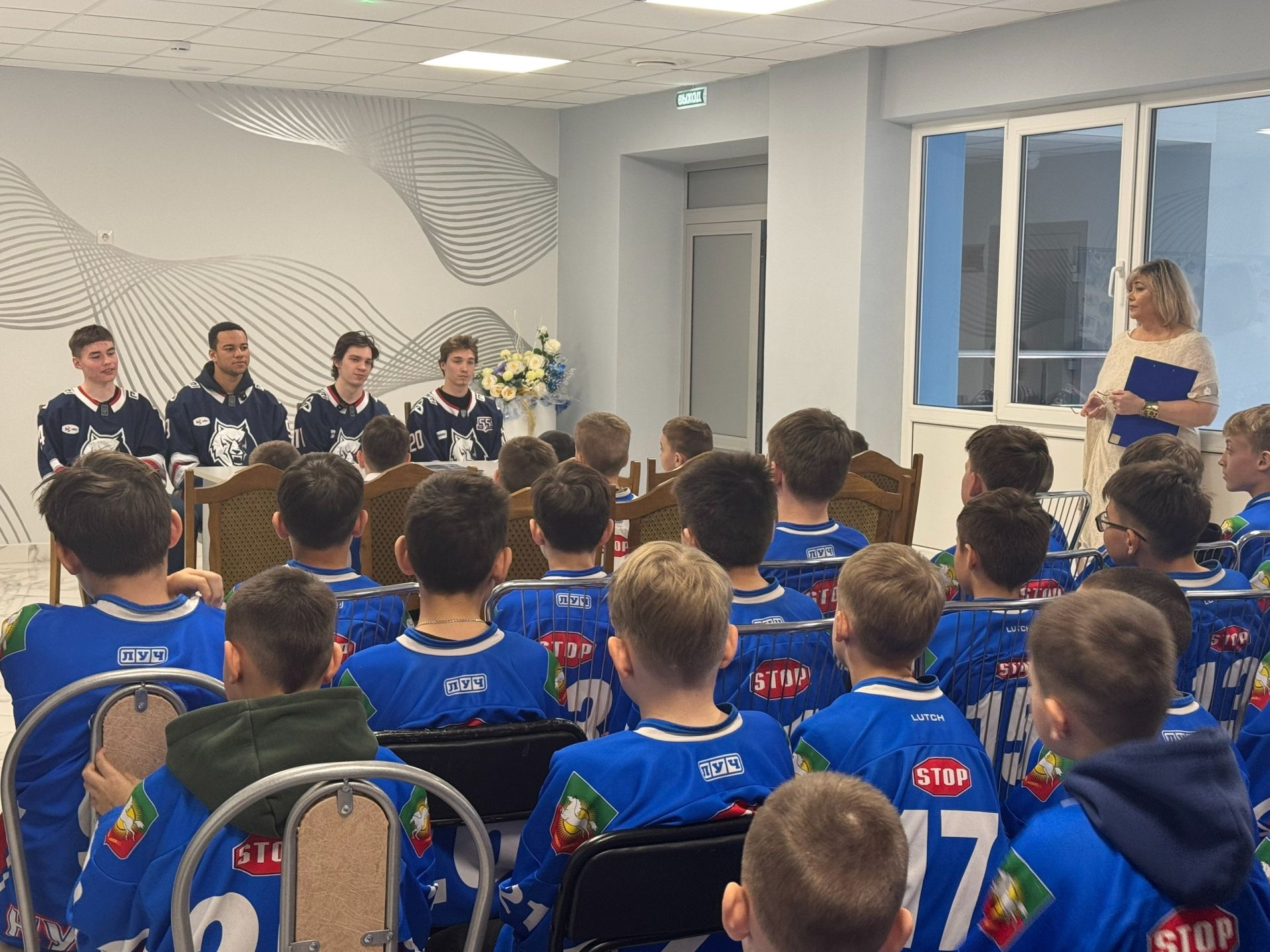 Хоккеисты «Нефтехимика» провели мастер-класс для юных спортсменов в Нурлате