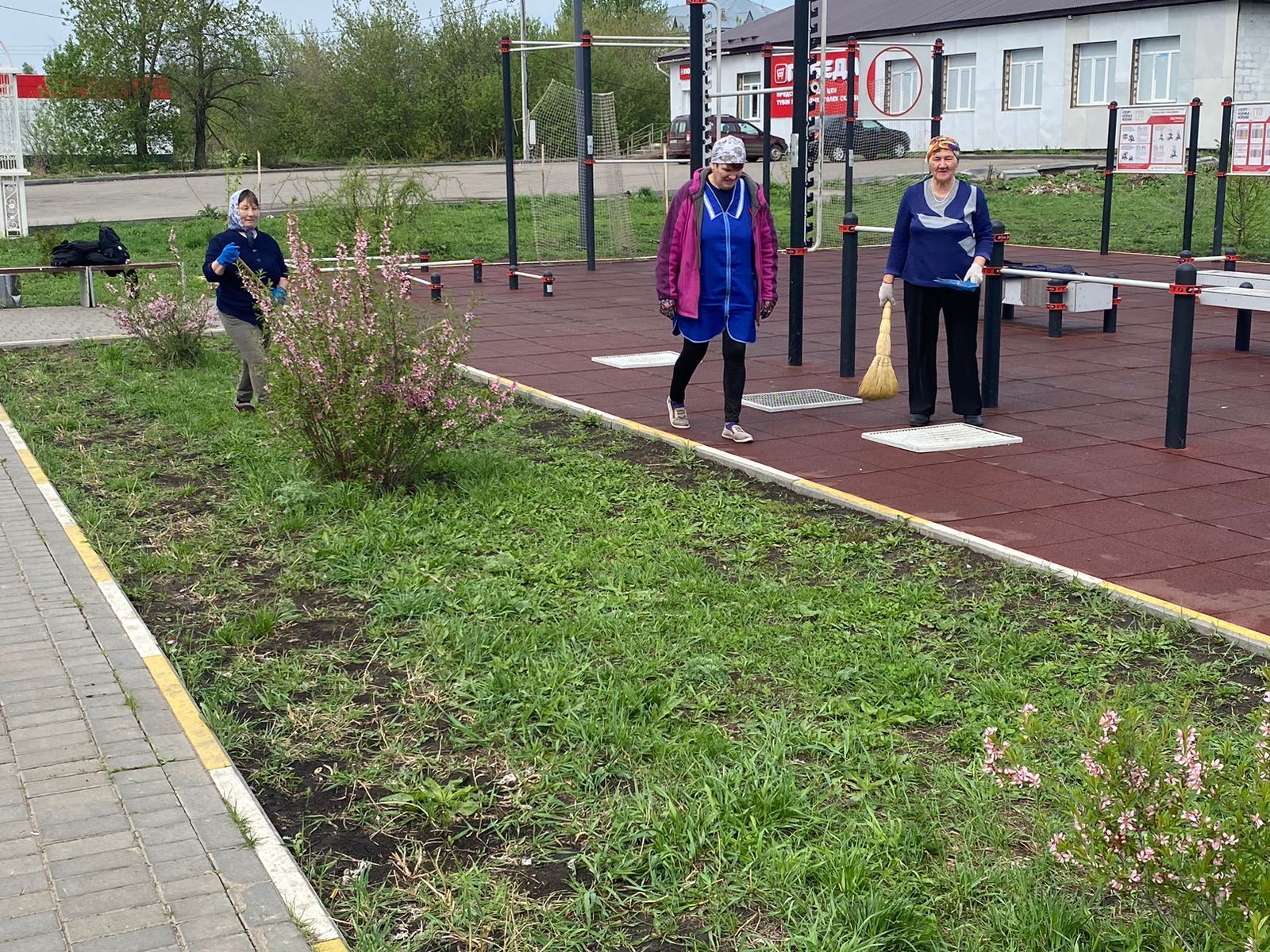 Нурлатцы общими силами навели порядок в сквере железнодорожников