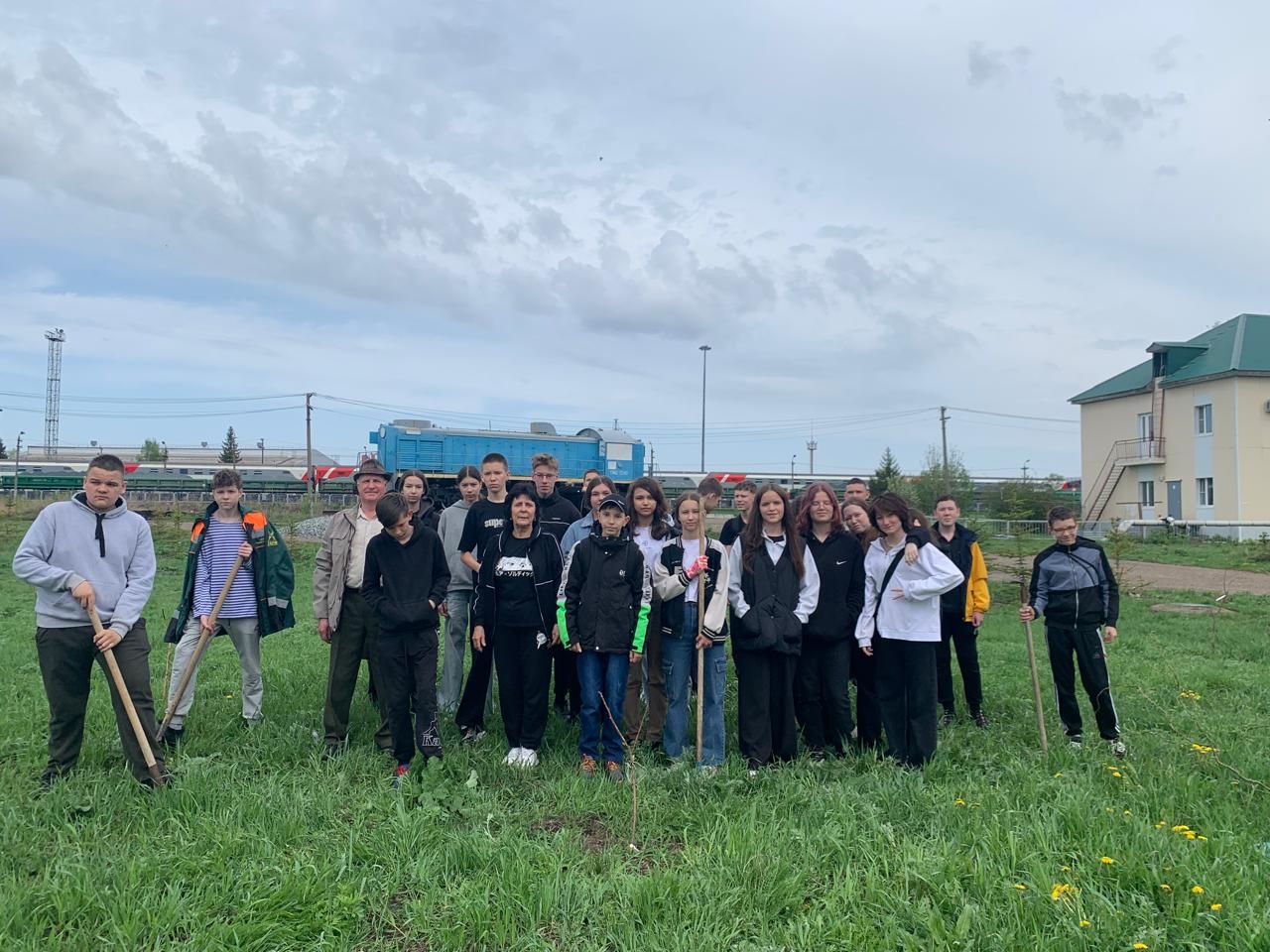 Нурлатцы общими силами навели порядок в сквере железнодорожников