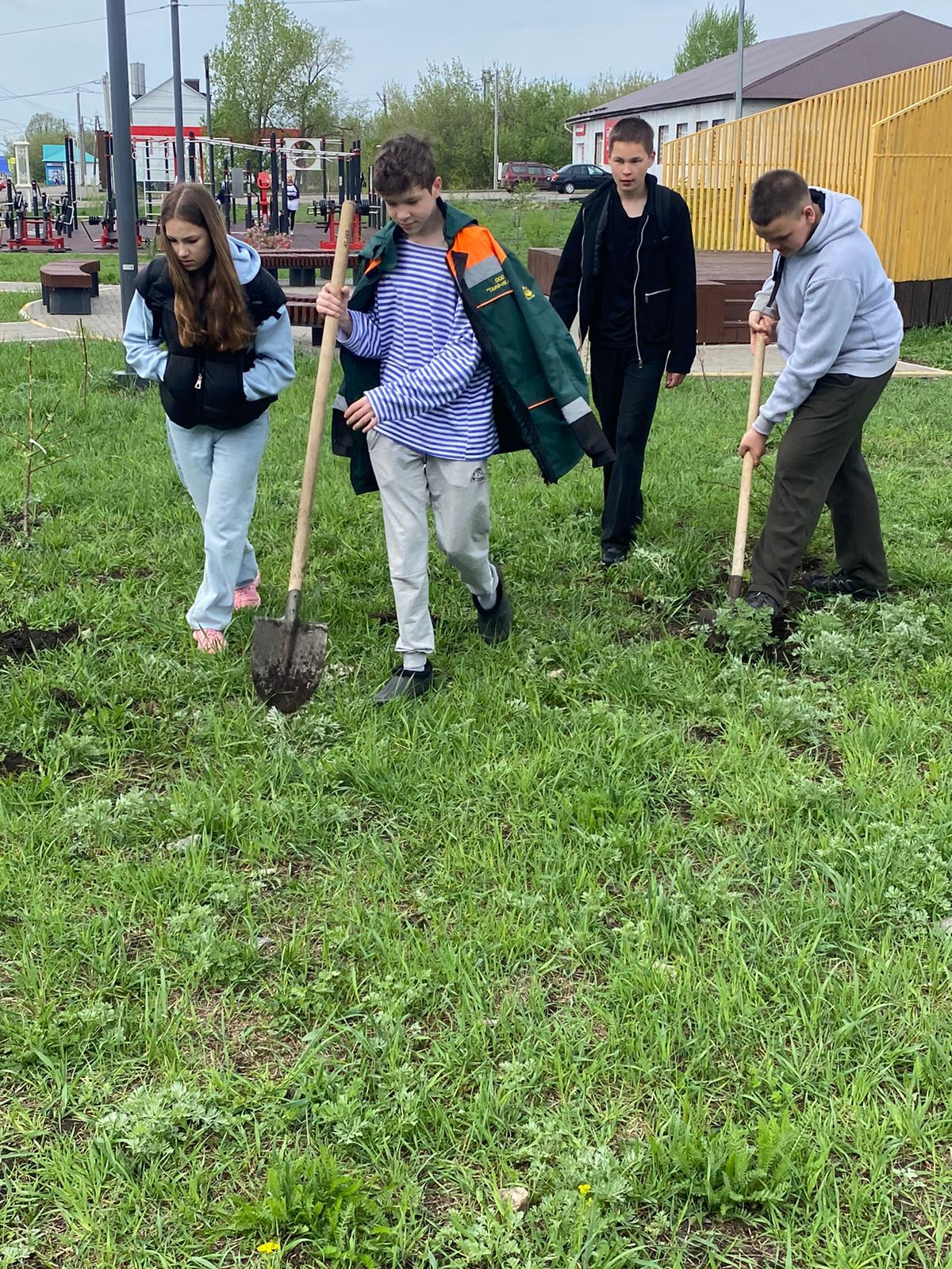 Нурлатцы общими силами навели порядок в сквере железнодорожников