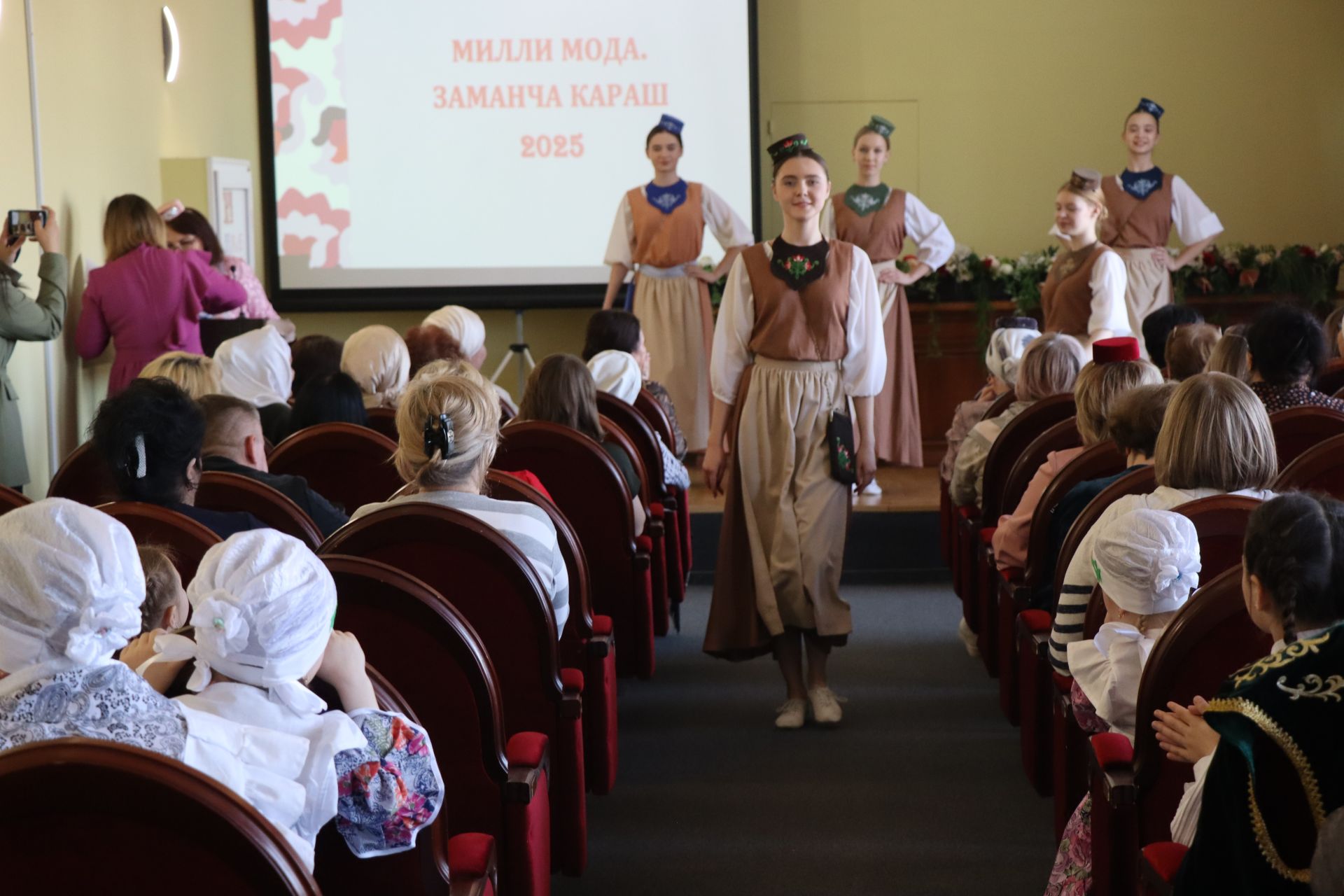 В Нурлате впервые состоялся фестиваль-конкурс «Национальная мода. Современный взгляд-2025»
