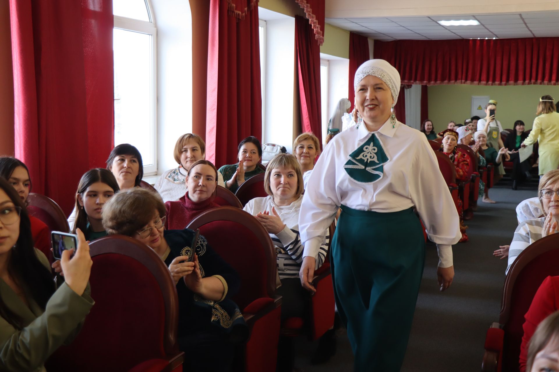 В Нурлате впервые состоялся фестиваль-конкурс «Национальная мода. Современный взгляд-2025»