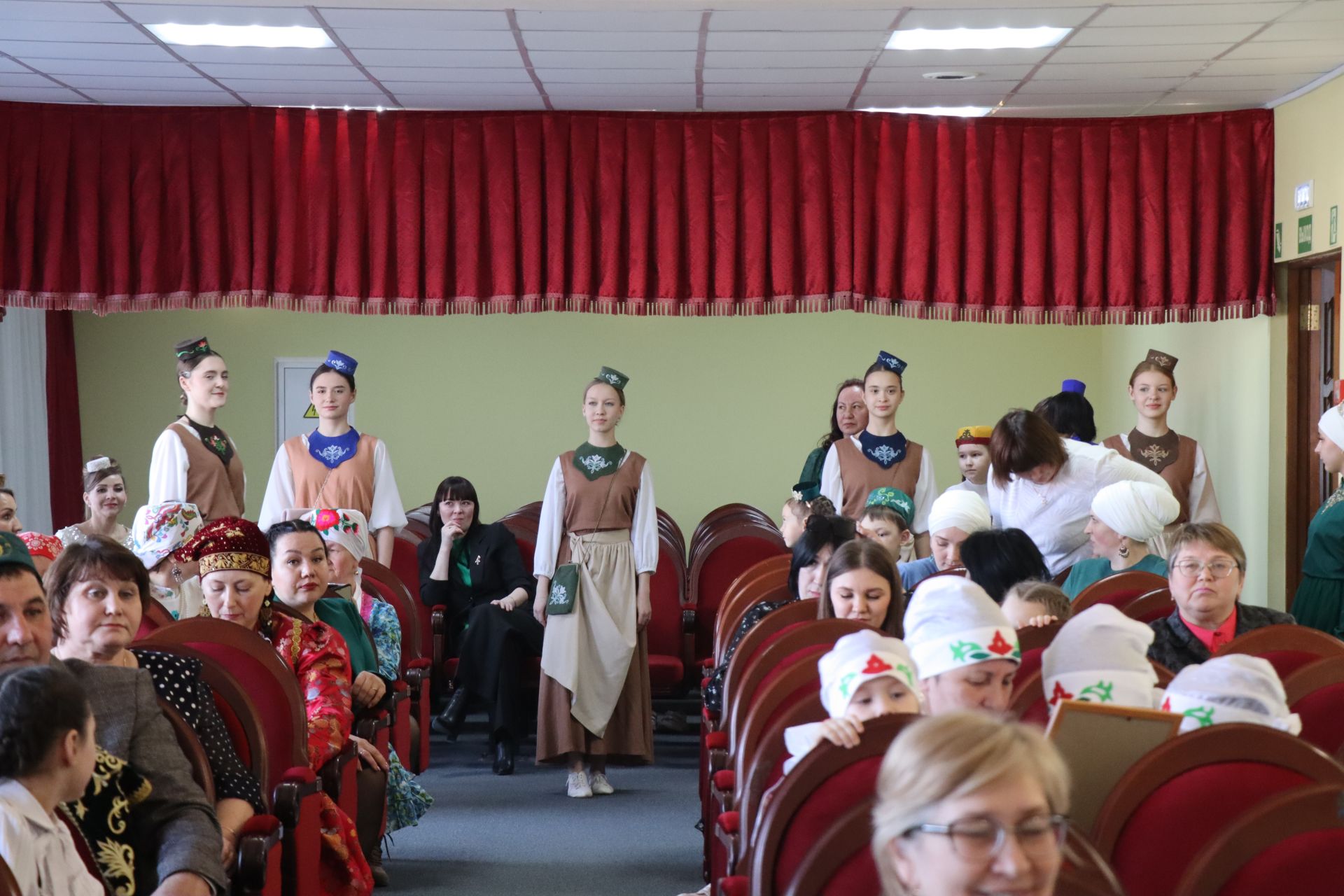 В Нурлате впервые состоялся фестиваль-конкурс «Национальная мода. Современный взгляд-2025»