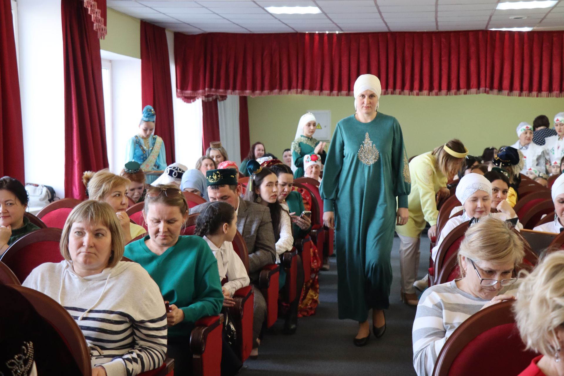 В Нурлате впервые состоялся фестиваль-конкурс «Национальная мода. Современный взгляд-2025»