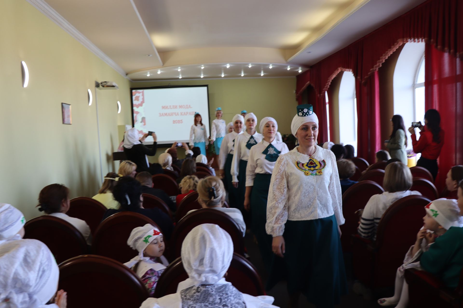 В Нурлате впервые состоялся фестиваль-конкурс «Национальная мода. Современный взгляд-2025»