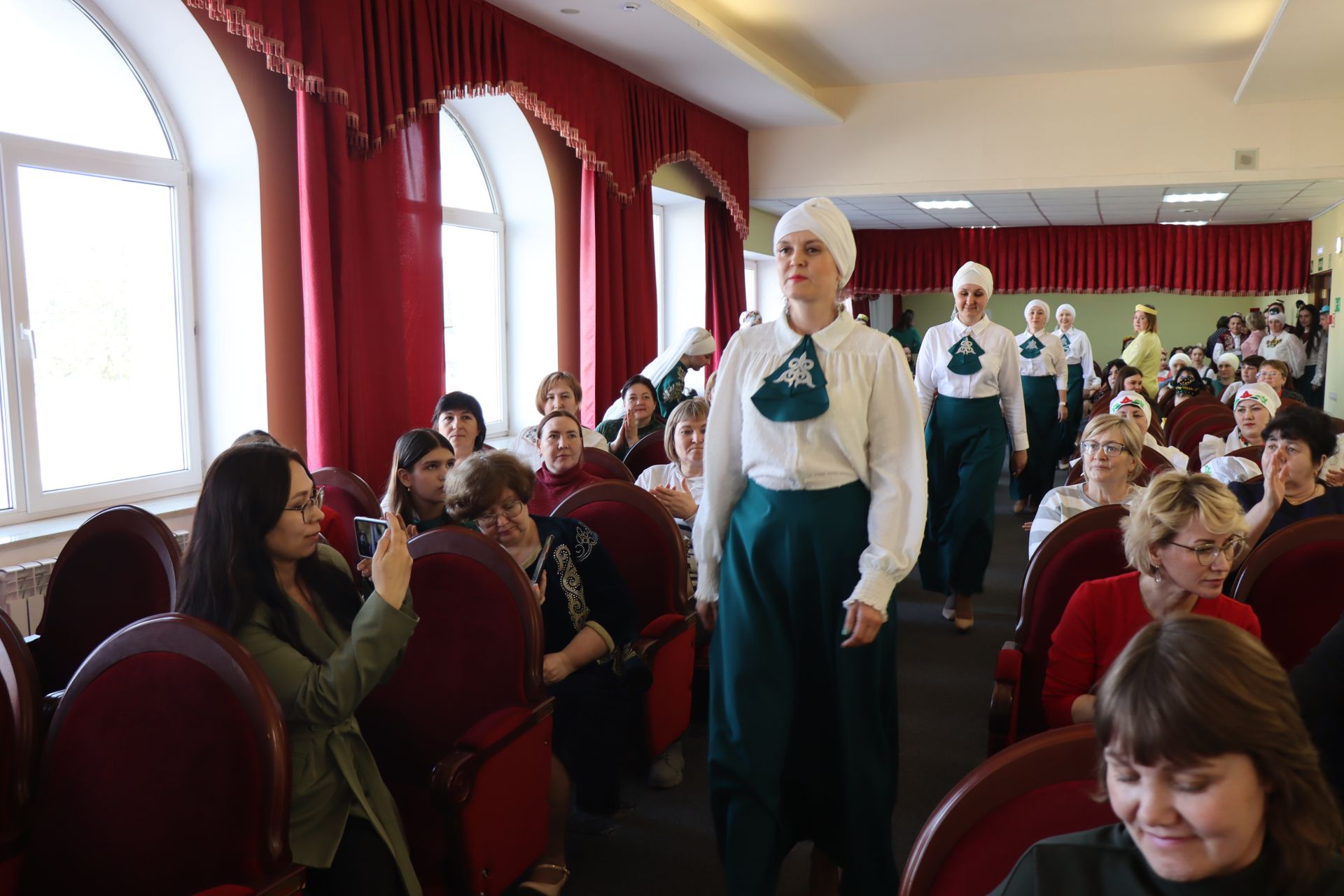 В Нурлате впервые состоялся фестиваль-конкурс «Национальная мода. Современный взгляд-2025»