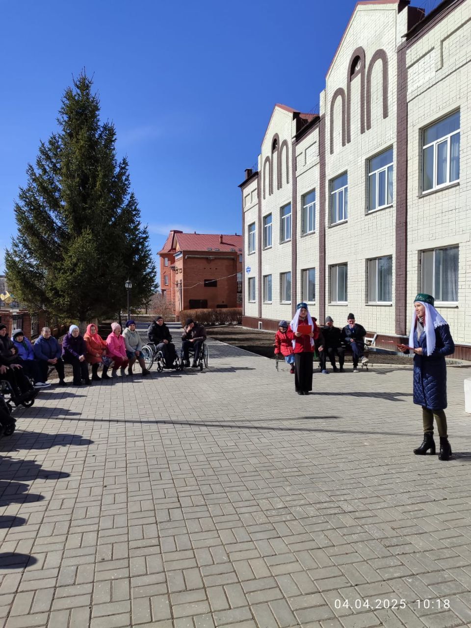 Весенний праздник во дворе Нурлатского дома-интерната подарил тепло и радость подопечным