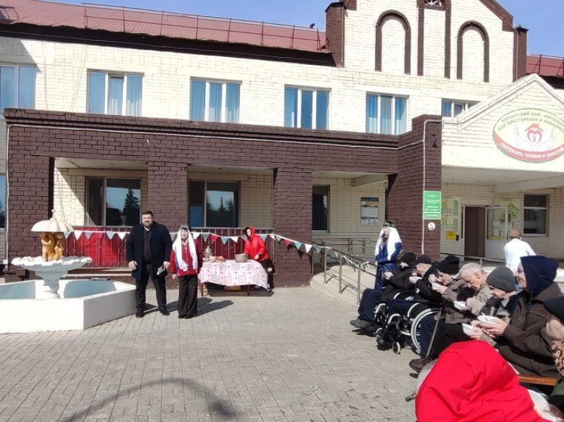 Весенний праздник во дворе Нурлатского дома-интерната подарил тепло и радость подопечным