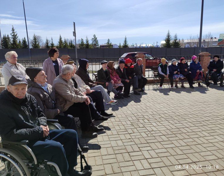 Весенний праздник во дворе Нурлатского дома-интерната подарил тепло и радость подопечным