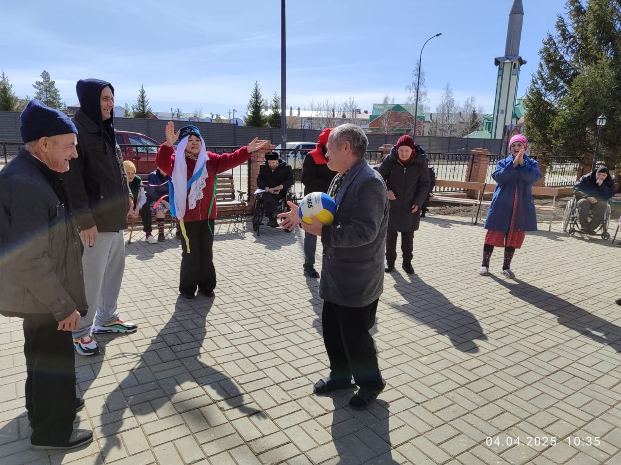 Весенний праздник во дворе Нурлатского дома-интерната подарил тепло и радость подопечным