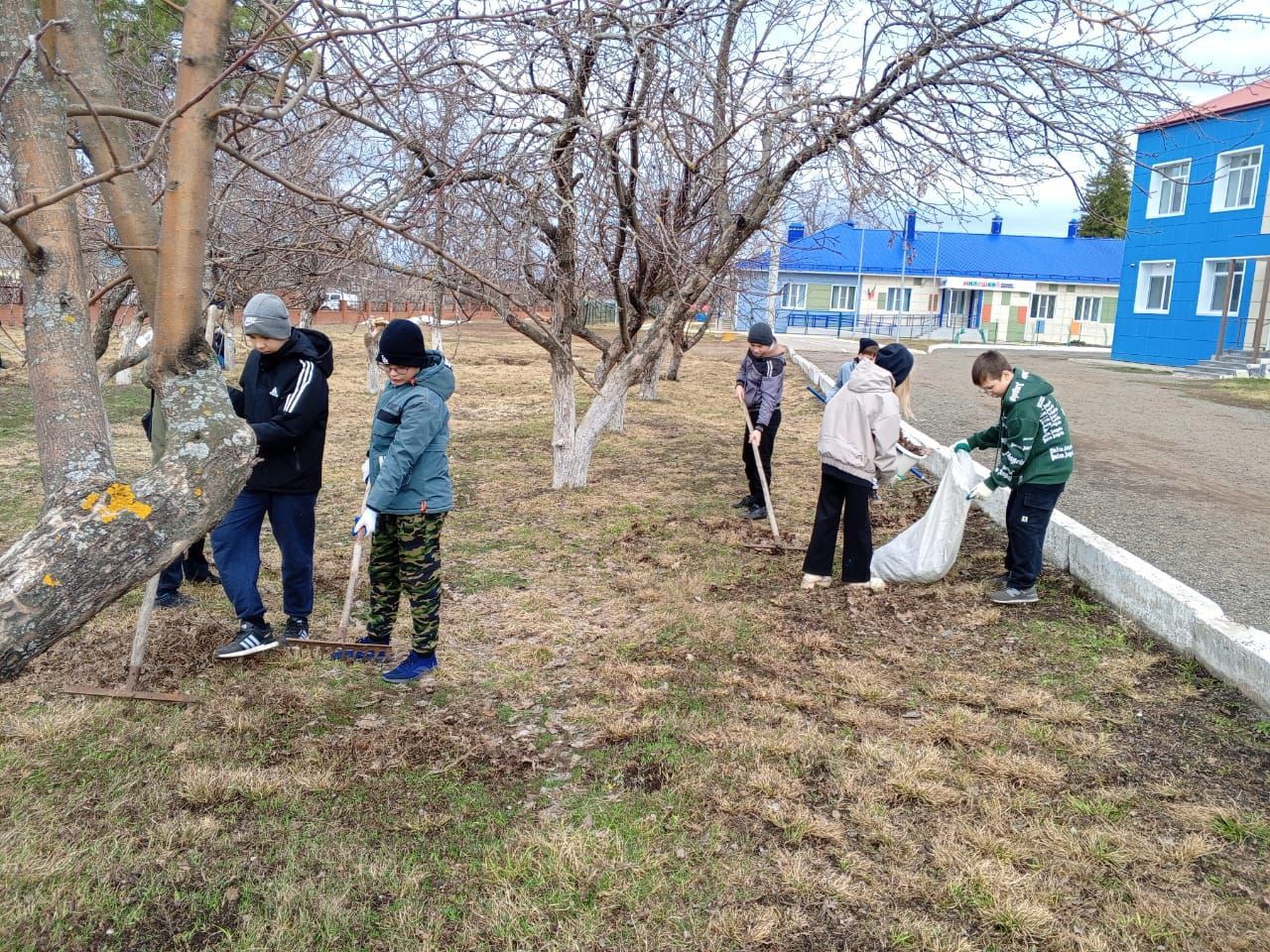 В нурлатских школах прошли массовые субботники