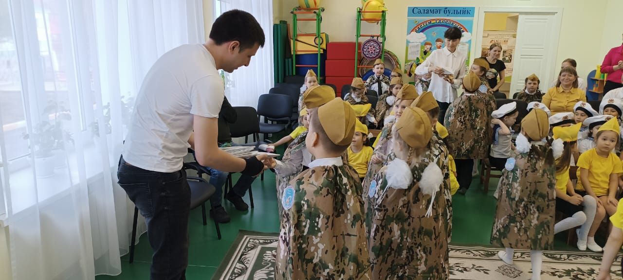 Встреча с героем: воспитанники детсада «Алсу» поддержали бойца СВО