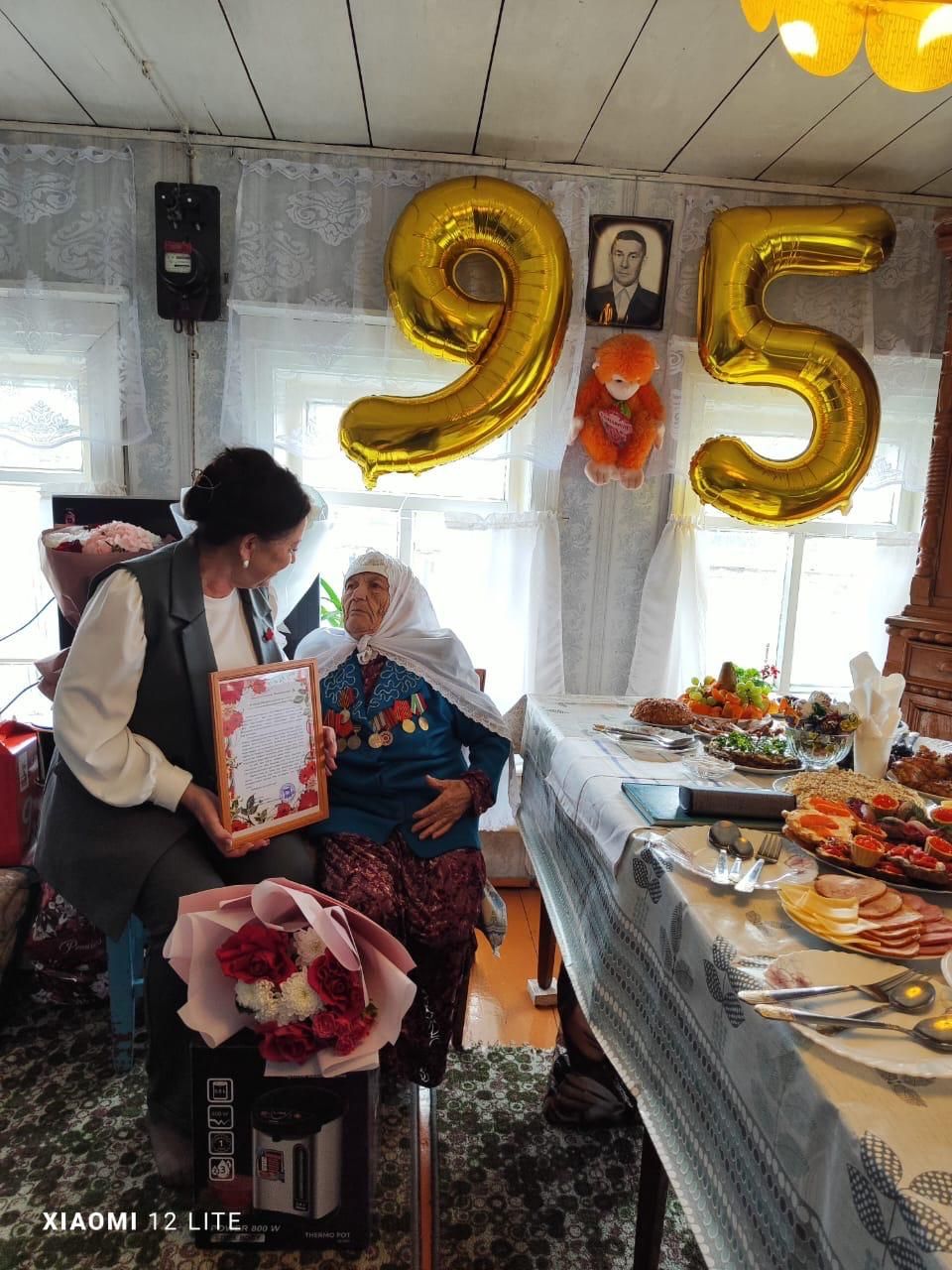 В Нурлатском районе труженицу тыла поздравили с юбилейными датами