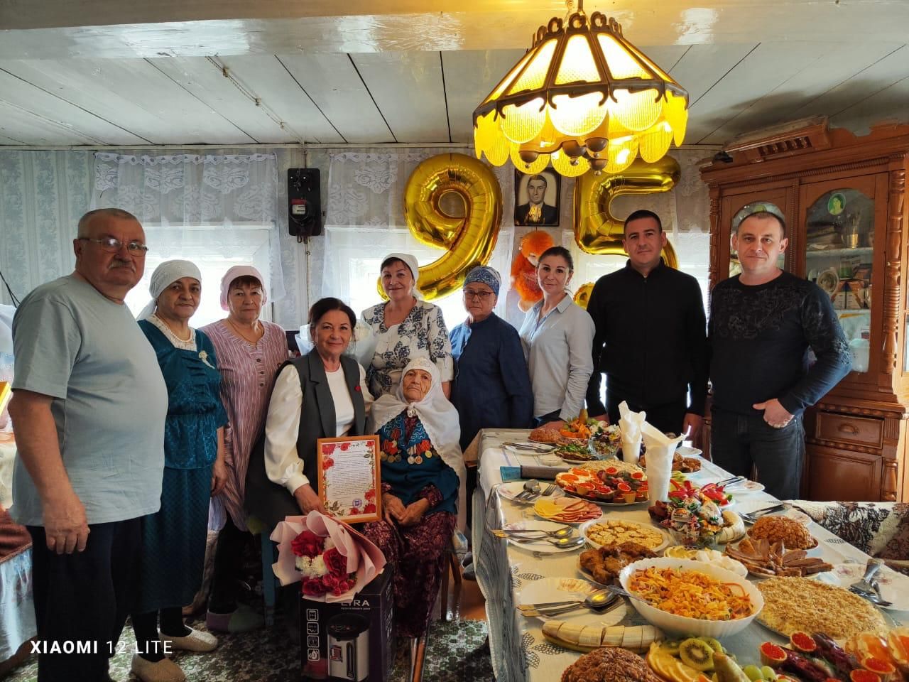 В Нурлатском районе труженицу тыла поздравили с юбилейными датами