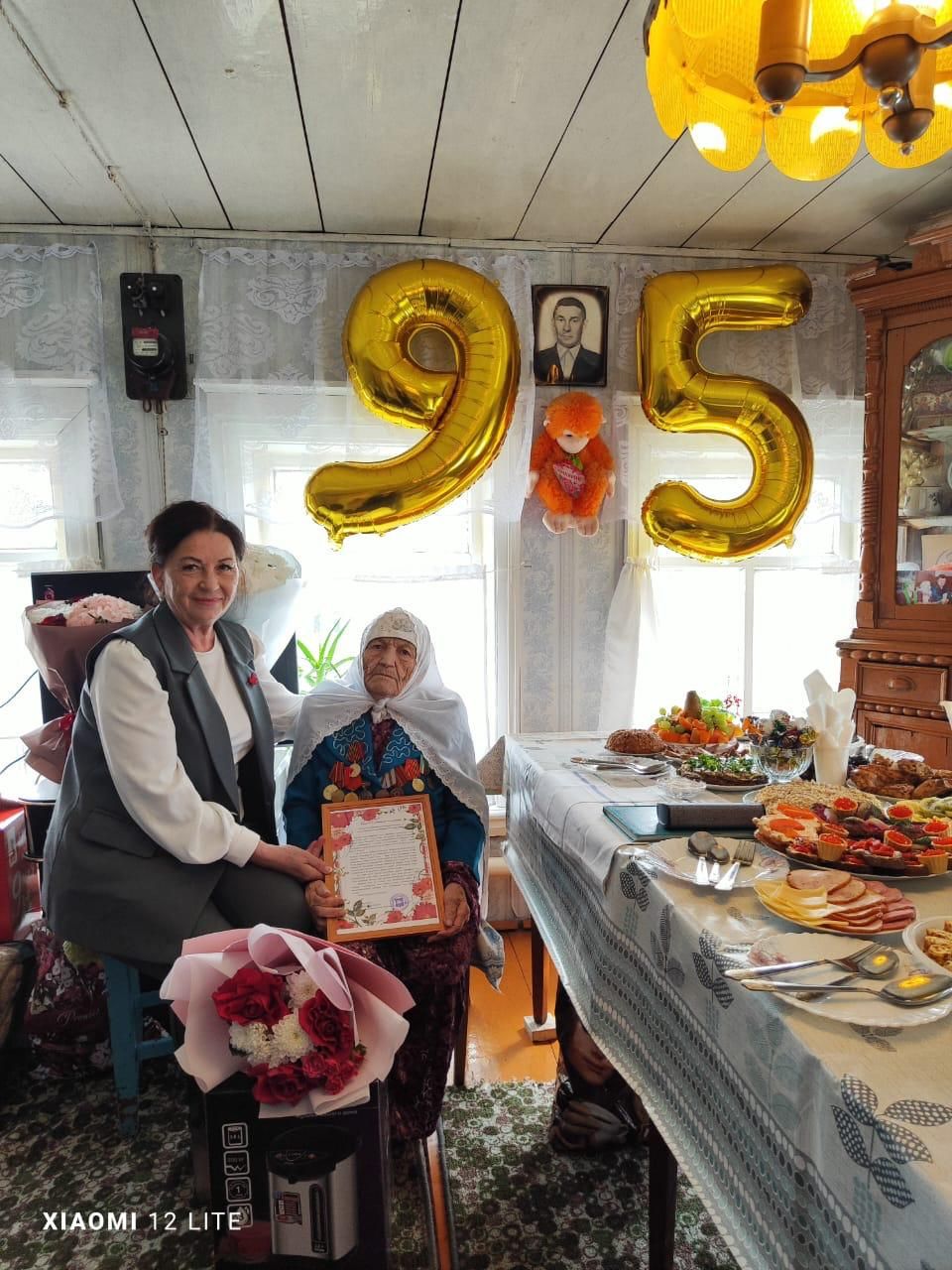 В Нурлатском районе труженицу тыла поздравили с юбилейными датами