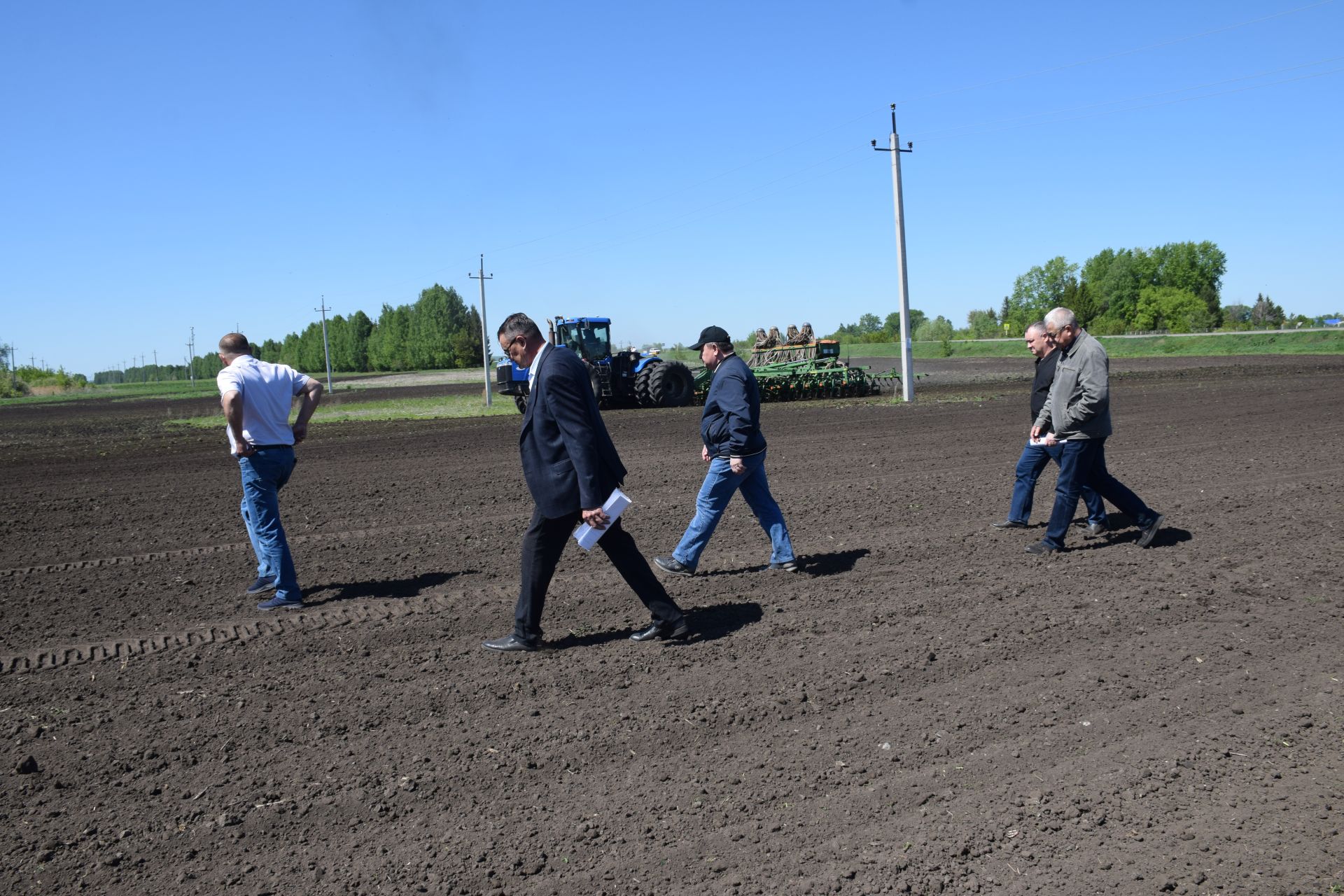 Дамир Ишкинеев ознакомился с ходом посевных работ на полях агрохолдинга «Чистополье»