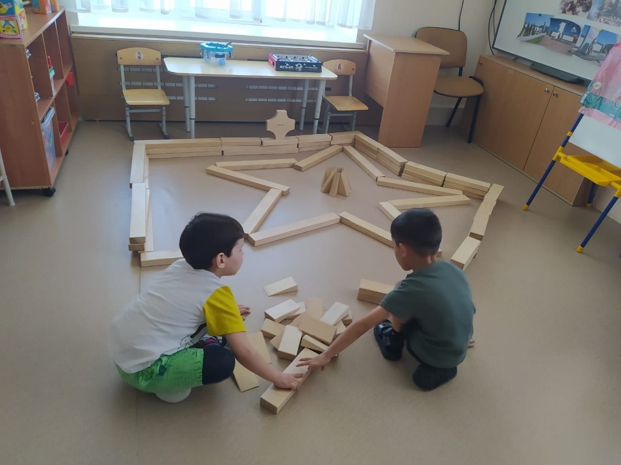 Память сильнее времени: малыши «Буратино» хранят подвиг героев в творчестве и сердцах