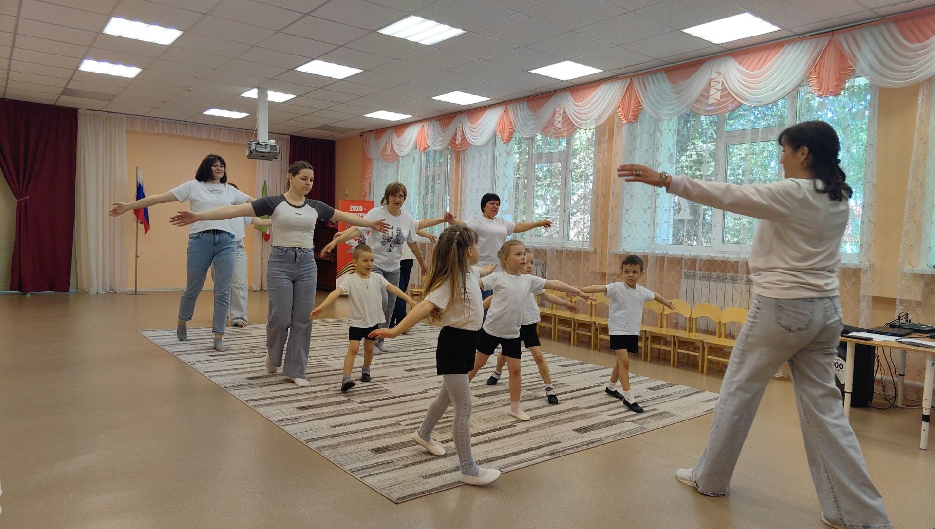 В детском саду «Росинка» прошла совместная зарядка с мамами