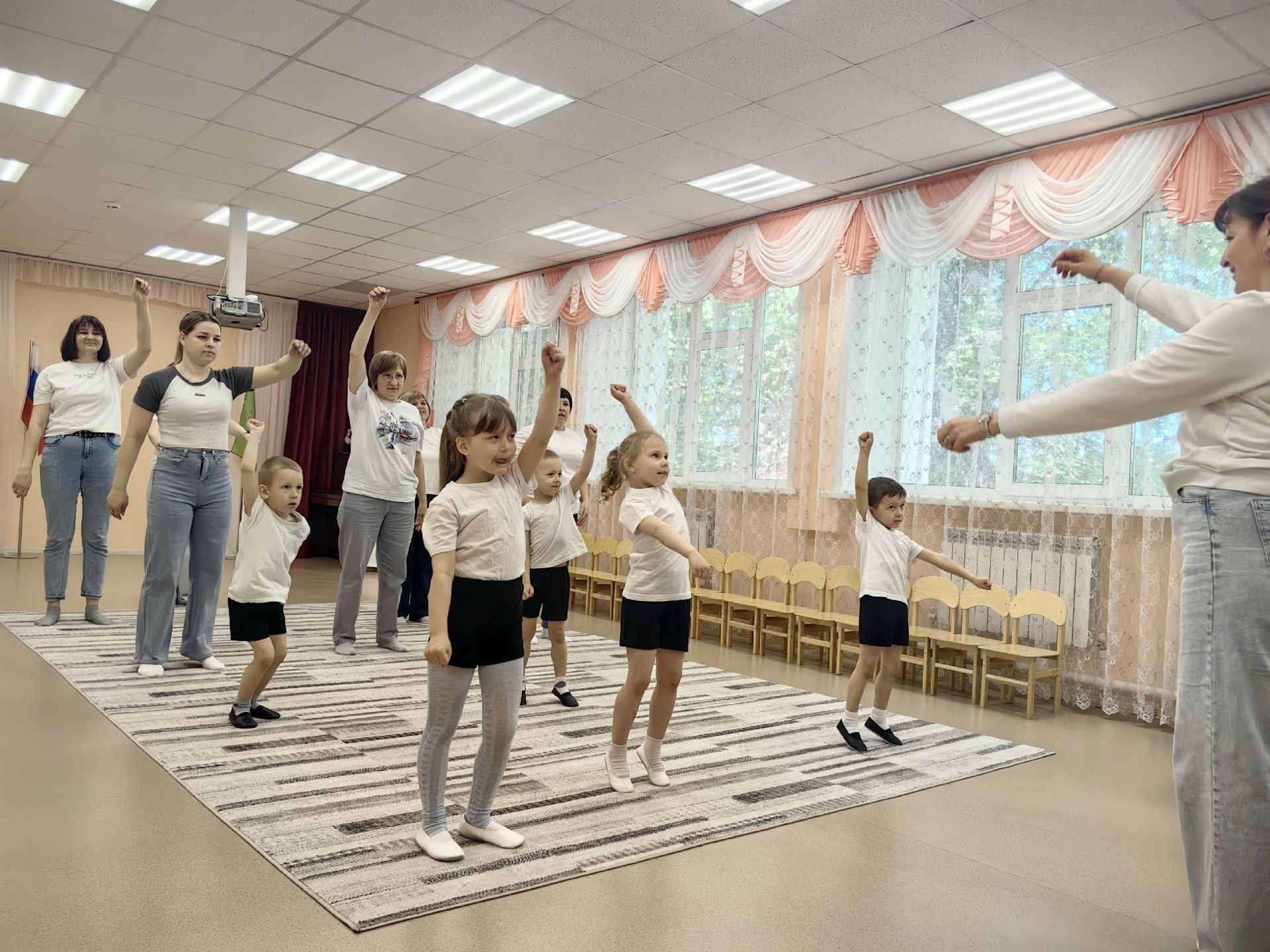 В детском саду «Росинка» прошла совместная зарядка с мамами