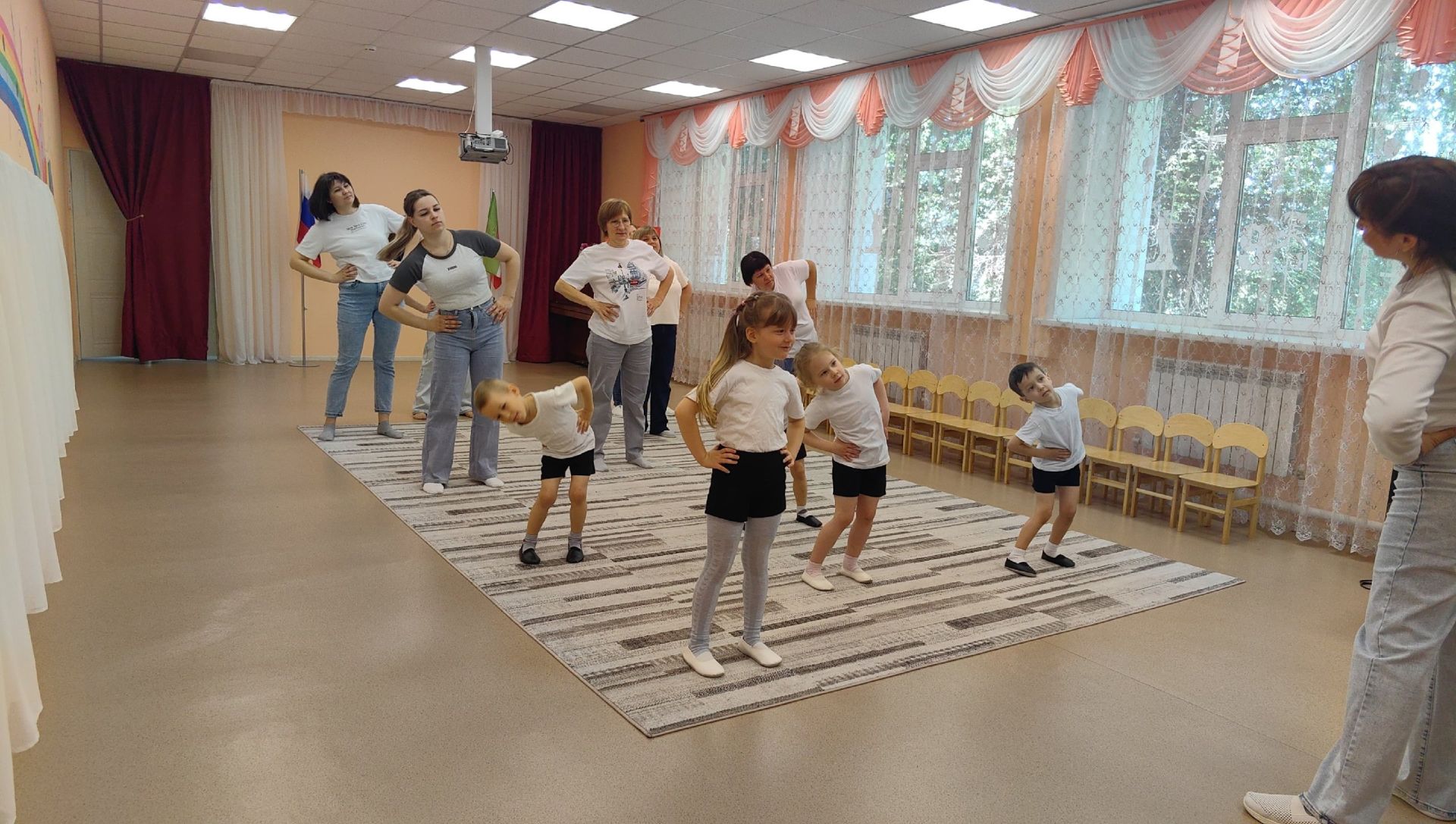 В детском саду «Росинка» прошла совместная зарядка с мамами