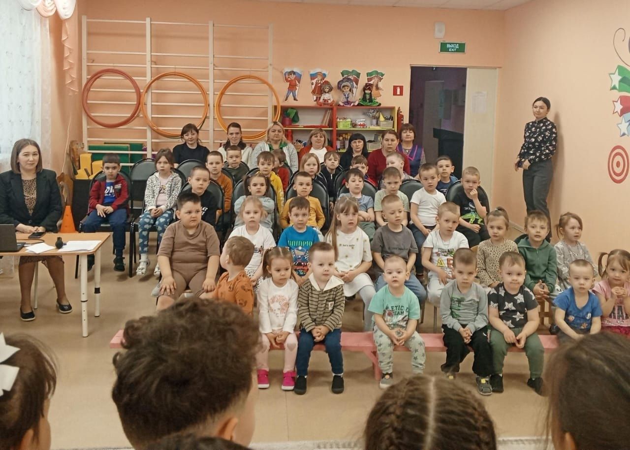 Школьники подарили дошколятам праздник музыки и творчества