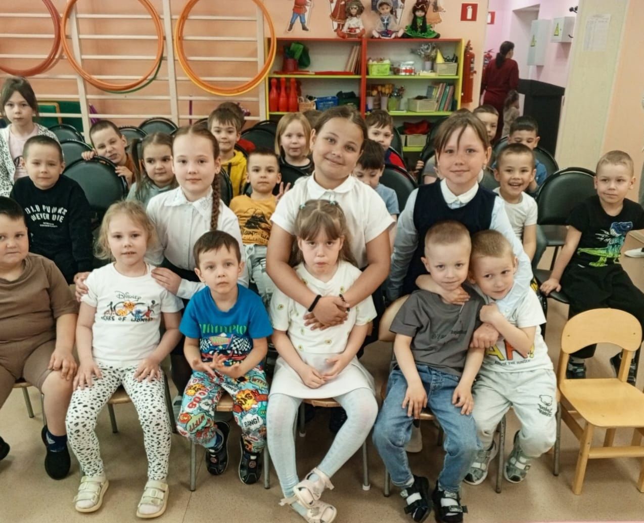 Школьники подарили дошколятам праздник музыки и творчества