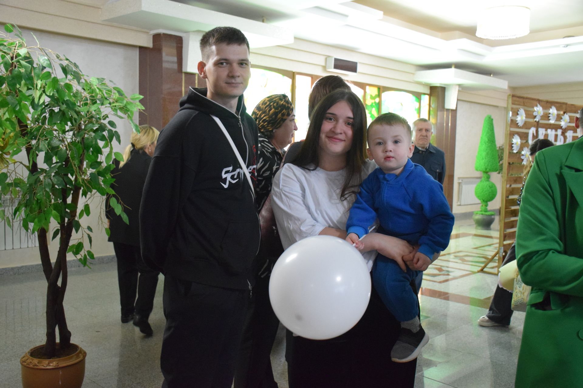 В Нурлате отпраздновали День семьи: чествование лучших семей и яркий праздник