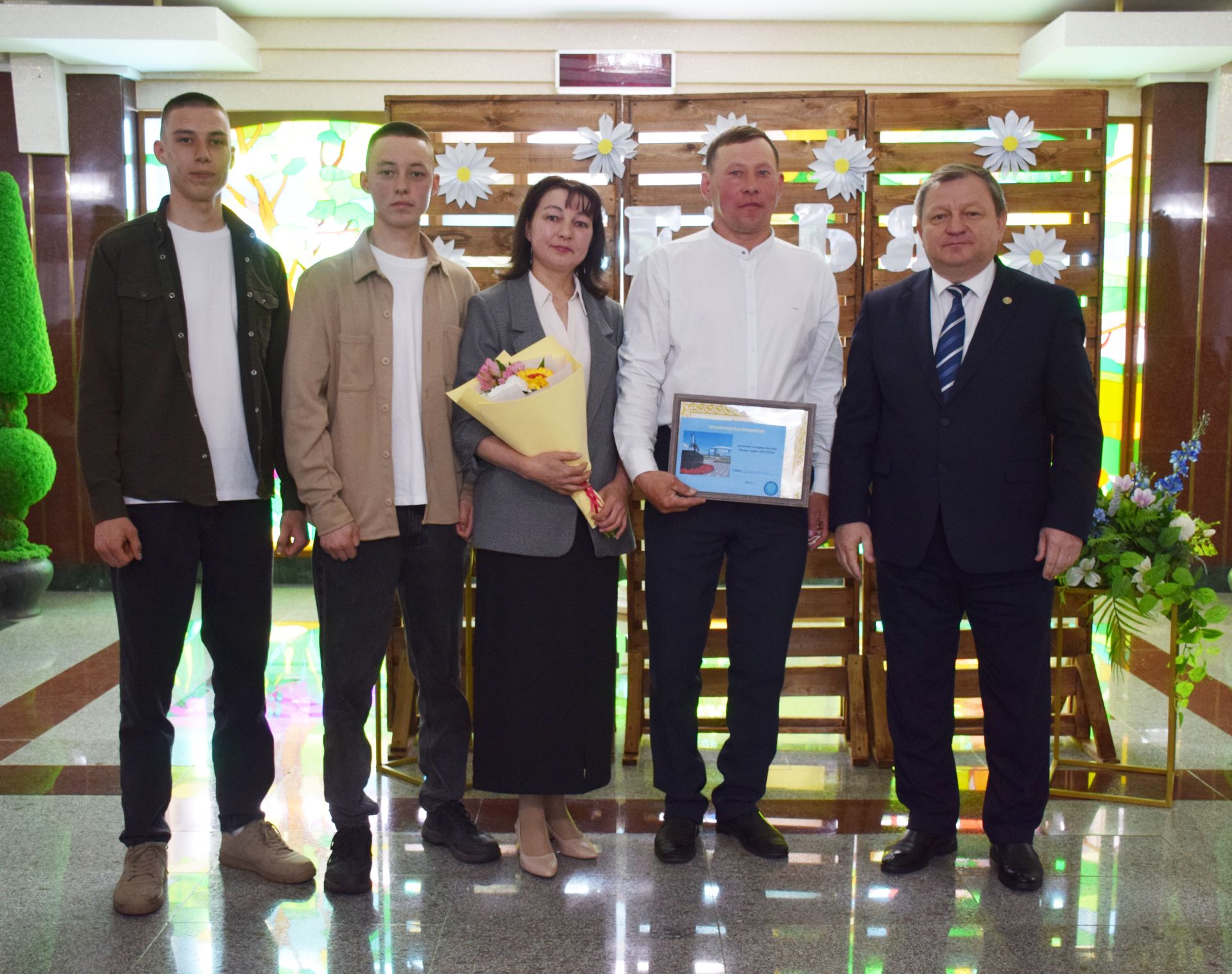 В Нурлате отпраздновали День семьи: чествование лучших семей и яркий праздник