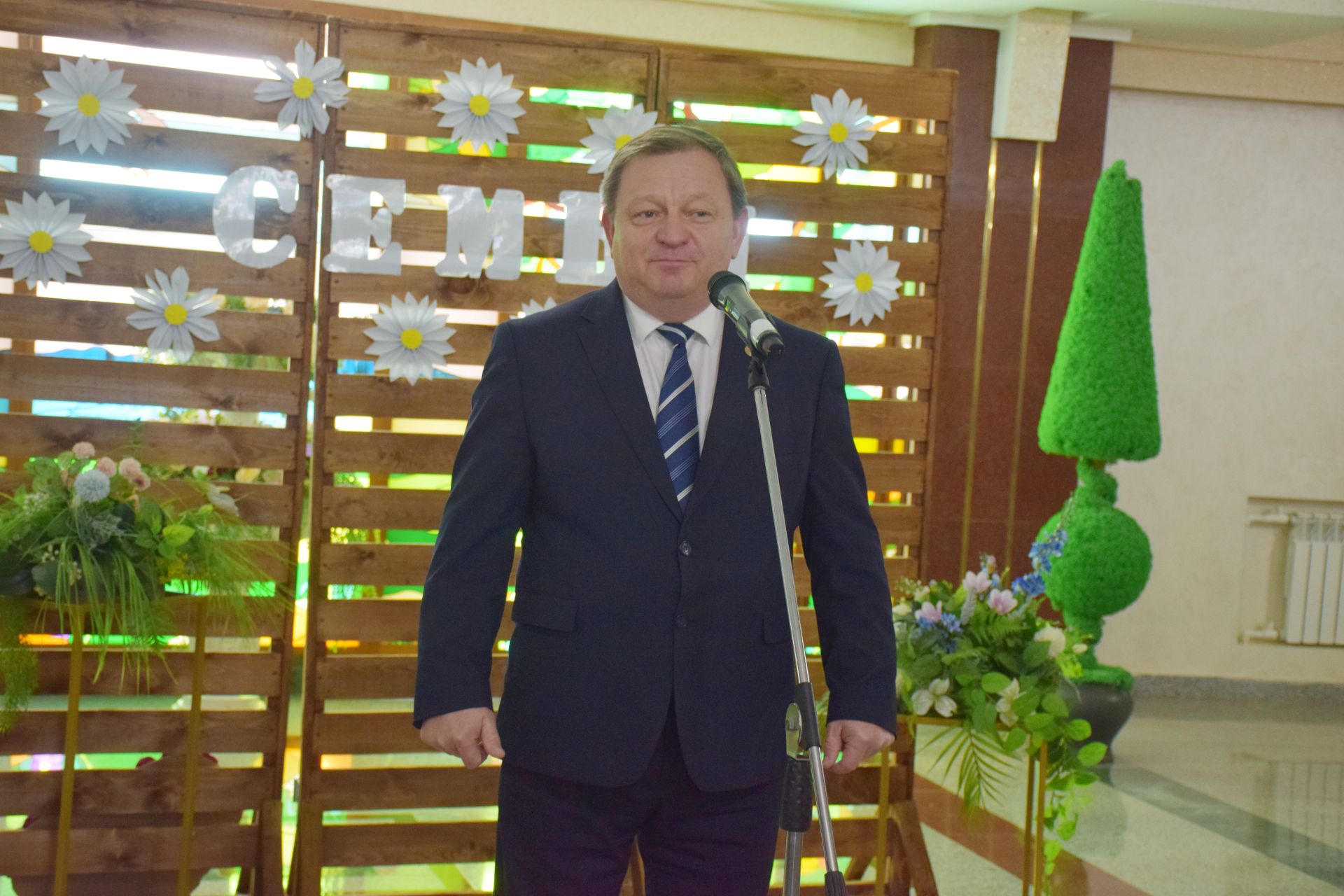 В Нурлате отпраздновали День семьи: чествование лучших семей и яркий праздник