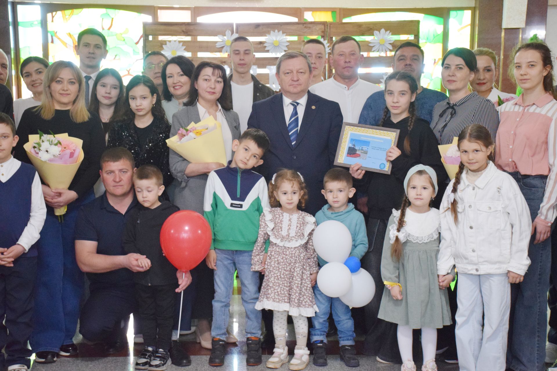 В Нурлате отпраздновали День семьи: чествование лучших семей и яркий праздник