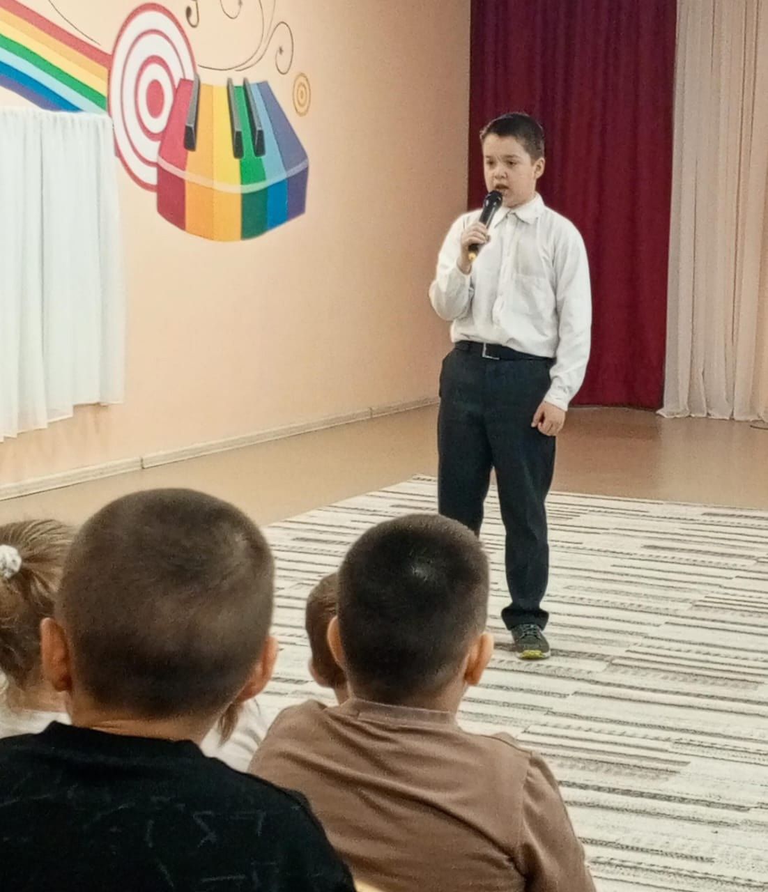 Школьники подарили дошколятам праздник музыки и творчества