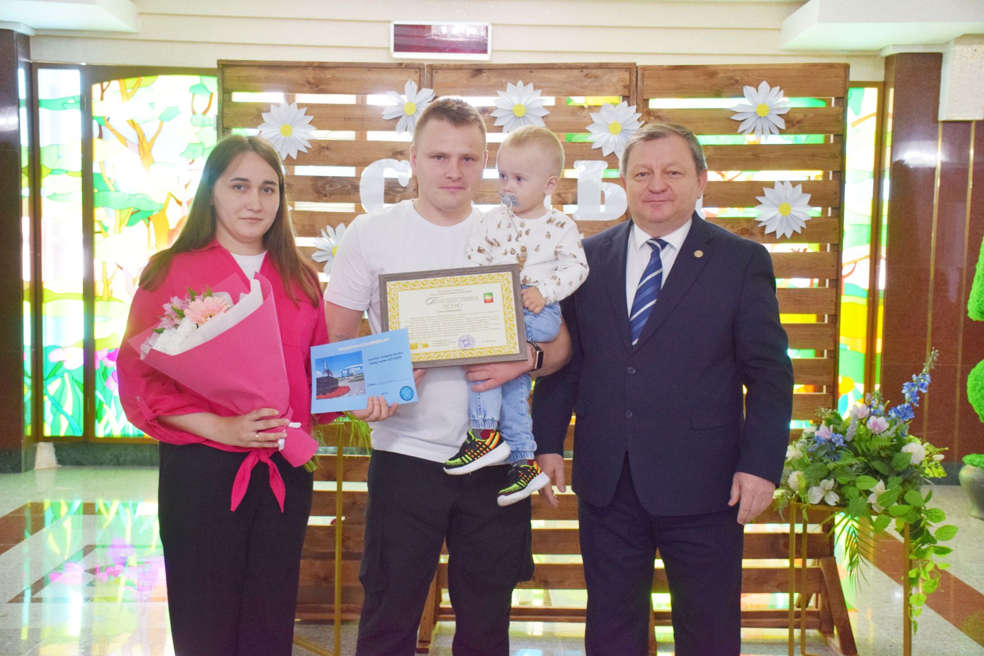 В Нурлате отпраздновали День семьи: чествование лучших семей и яркий праздник