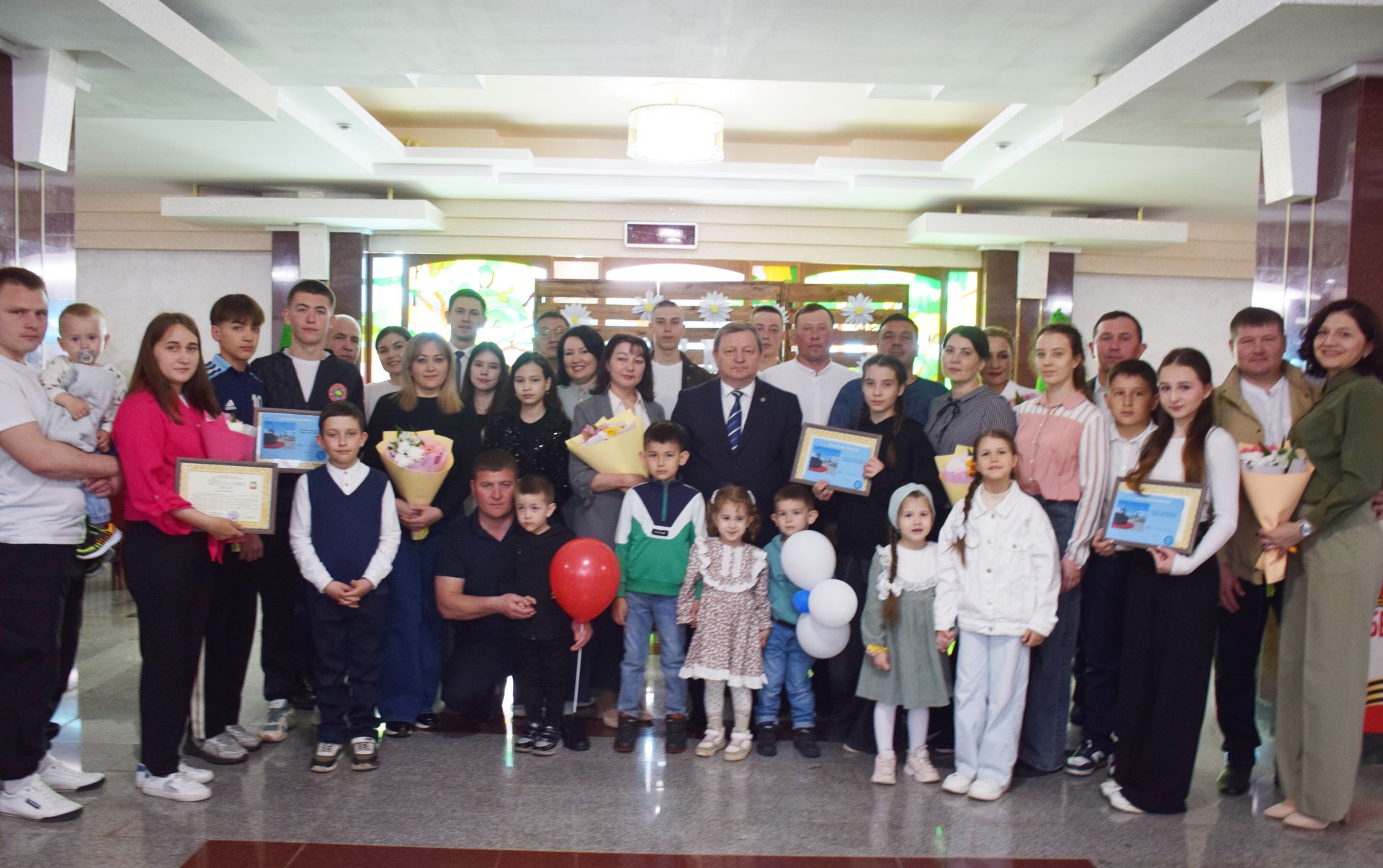 В Нурлате отпраздновали День семьи: чествование лучших семей и яркий праздник