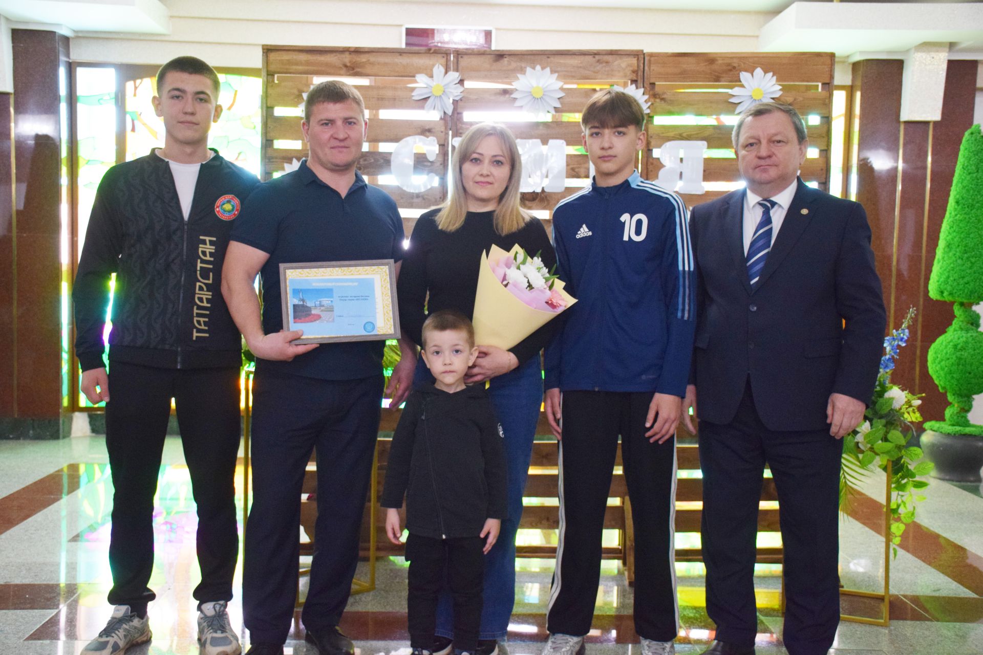 В Нурлате отпраздновали День семьи: чествование лучших семей и яркий праздник