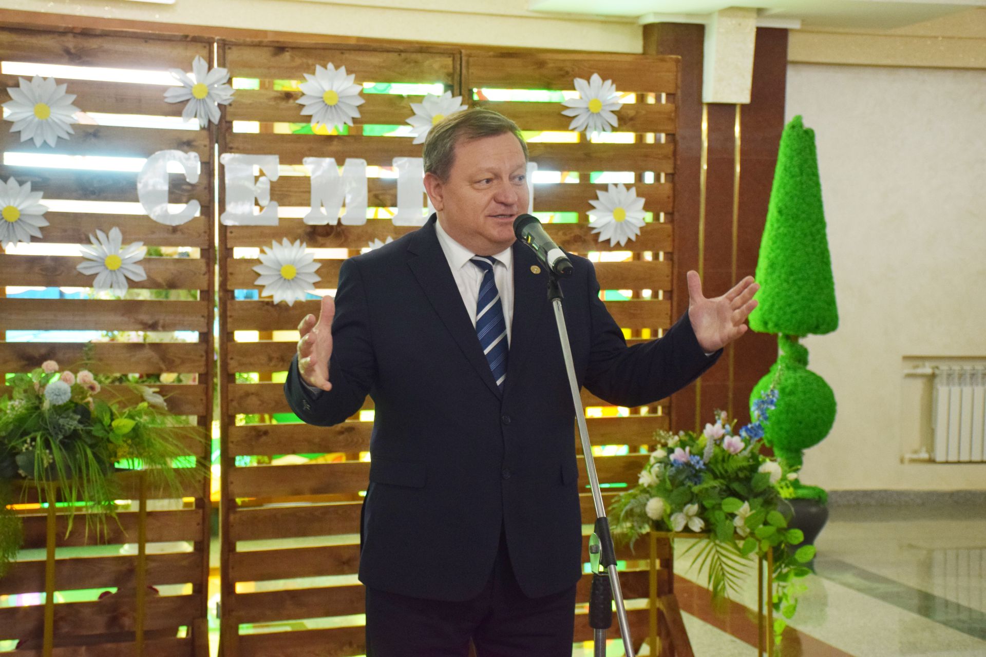 В Нурлате отпраздновали День семьи: чествование лучших семей и яркий праздник