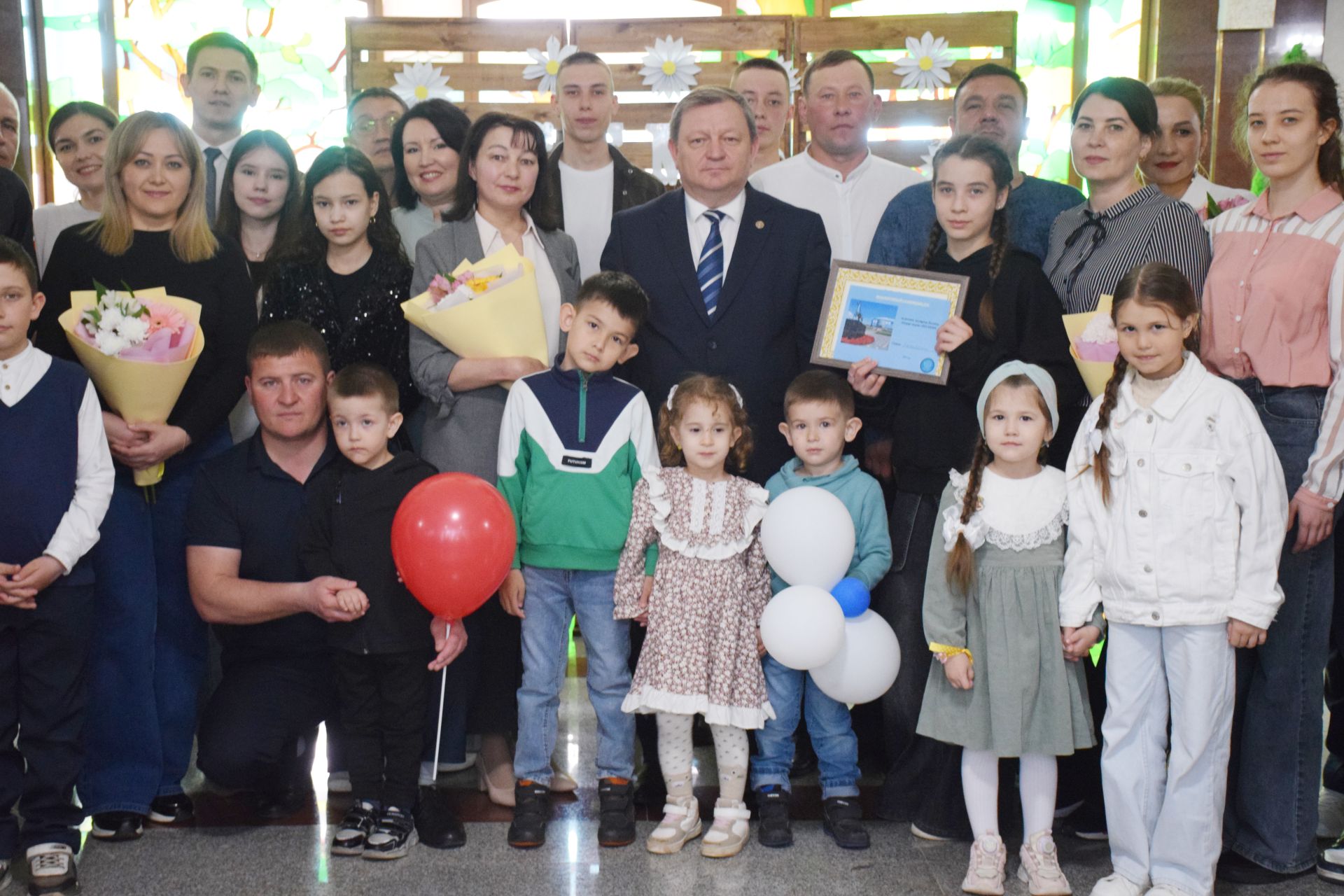 В Нурлате отпраздновали День семьи: чествование лучших семей и яркий праздник