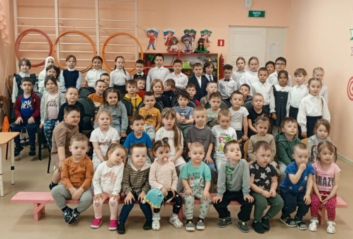 Школьники подарили дошколятам праздник музыки и творчества