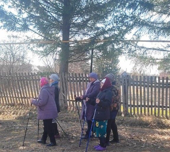 Скандинавская ходьба заряжает энергией пожилых в Нурлатском центре «Гармония»